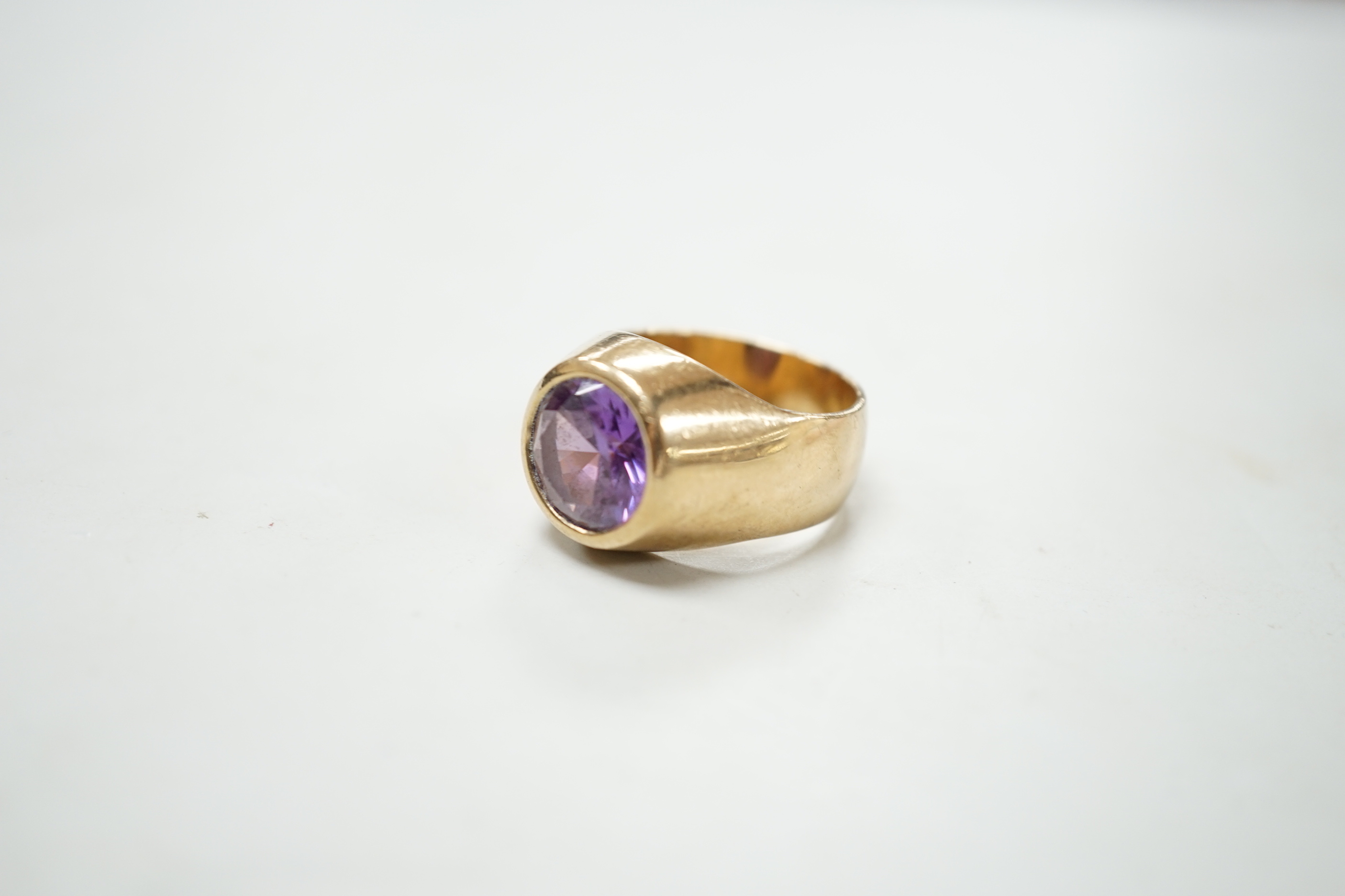 A 9ct gold and single stone synthetic colour change corundum set signet ring, size S, gross weight 18.9 grams.